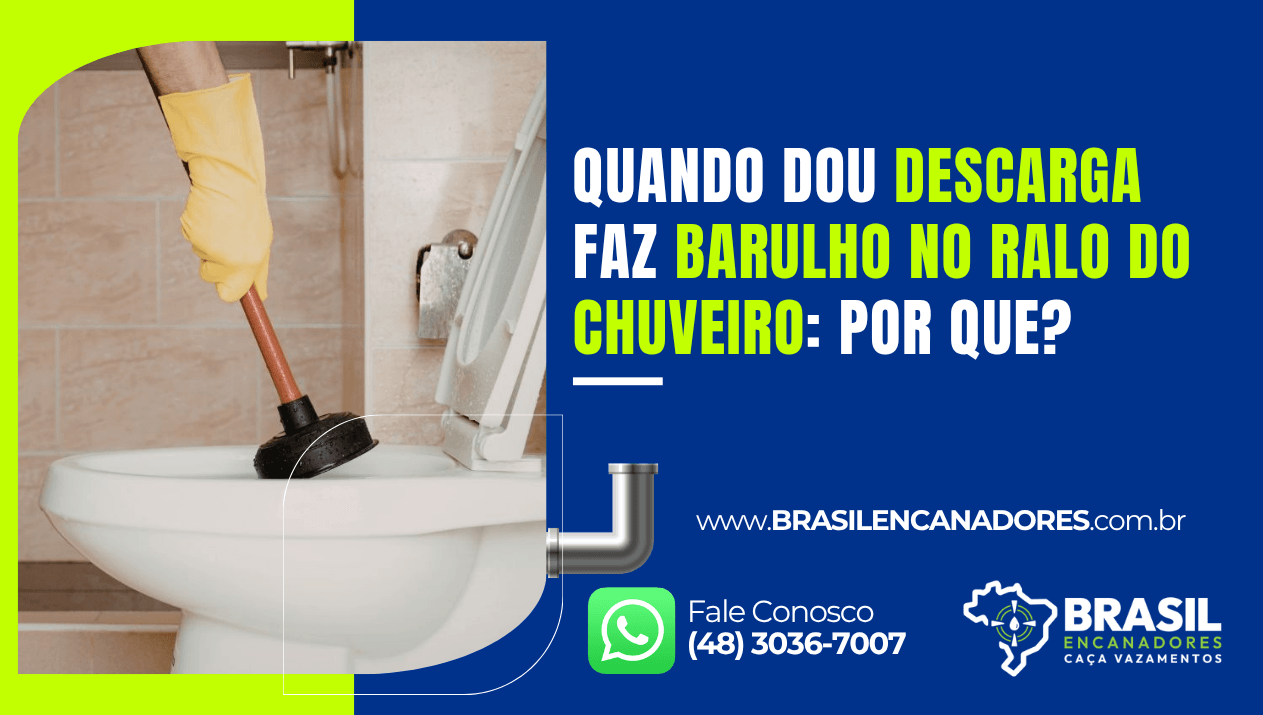 Vaso sanitário sendo desentupido com ferramenta, ilustrando quando dou descarga faz barulho no ralo do chuveiro.