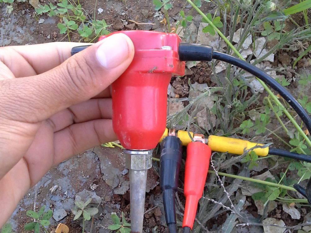 Equipamento conectado a cabo sendo utilizado no solo, exemplo prático para entender o que é geofone
