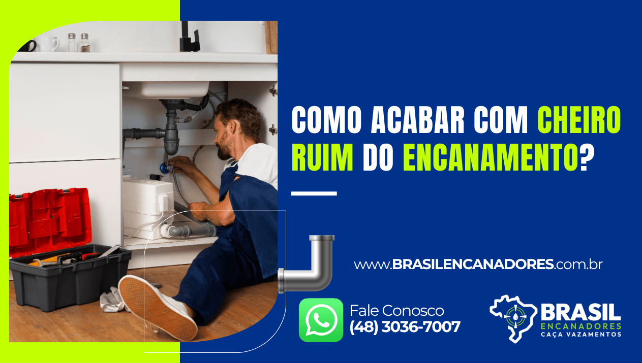 Capa sobre como acabar com cheiro ruim do encanamento mostra um encanador realizando manutenção em uma pia de cozinha.