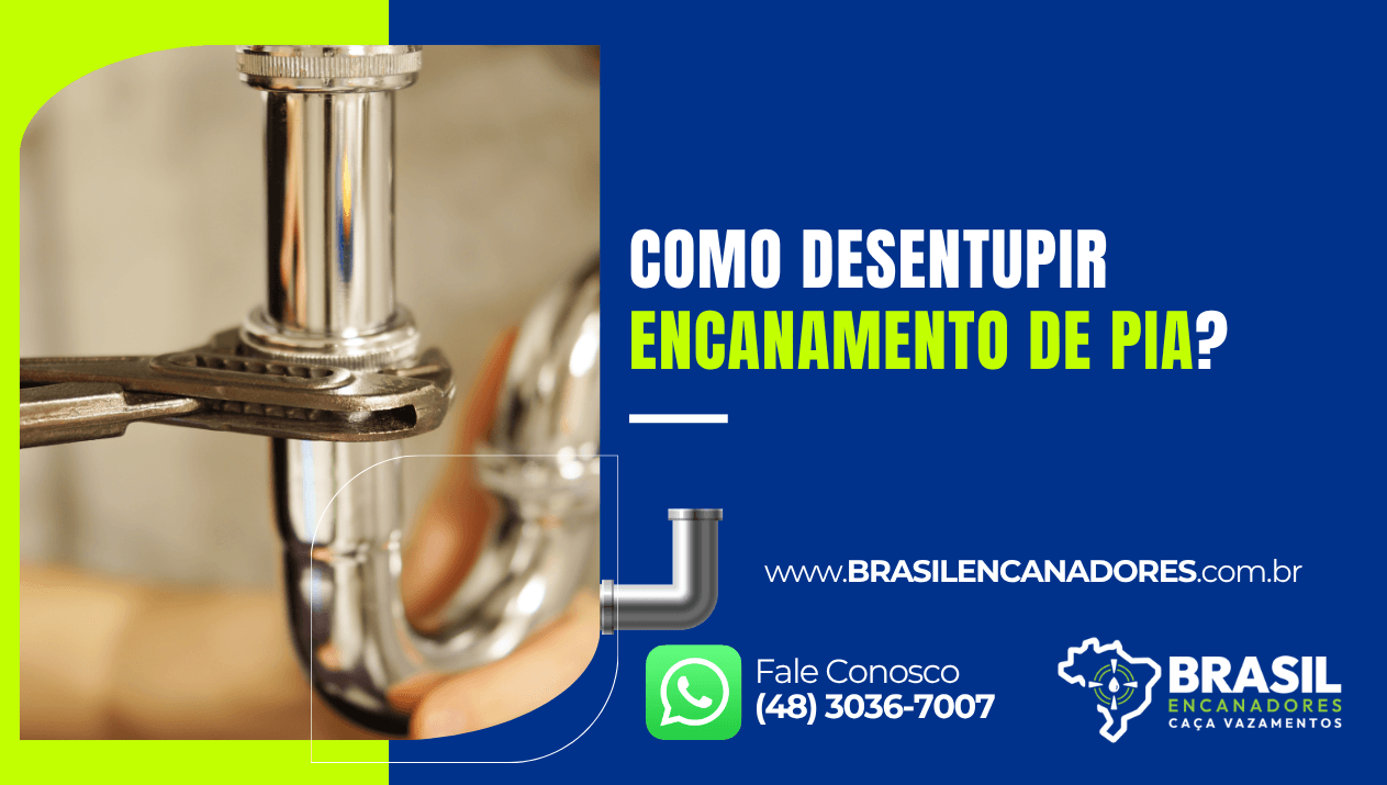 Capa com encanador desmontando o sifão e o título sobre como desentupir encanamento de pia.
